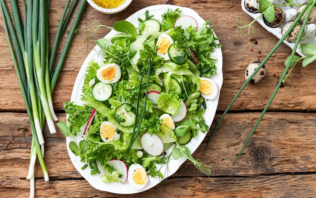 Салат с яйцом, горошком и зелёным луком